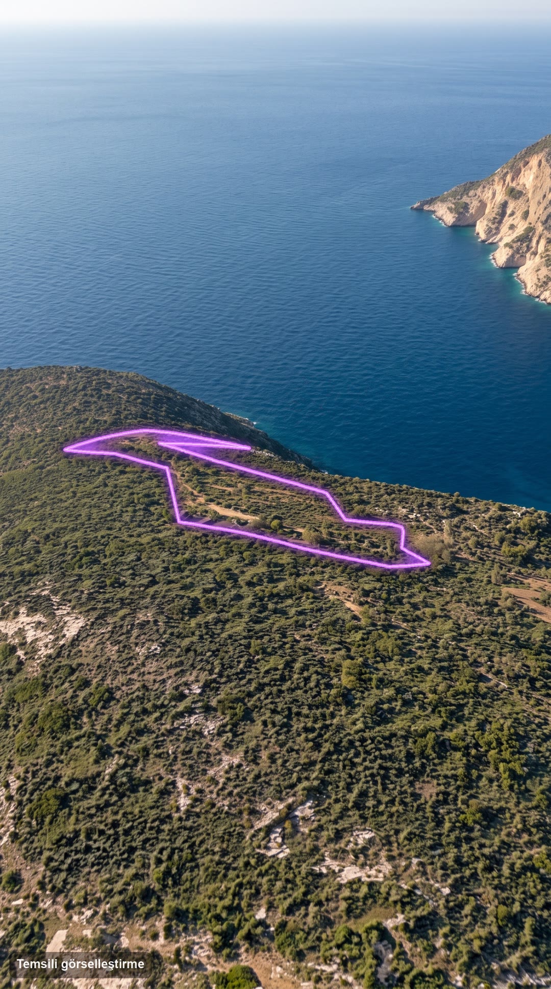 Muğla / Fethiye / Faralya: yapay zekâ ile iyileştirilmiş görsel, parsel sınırı çizili