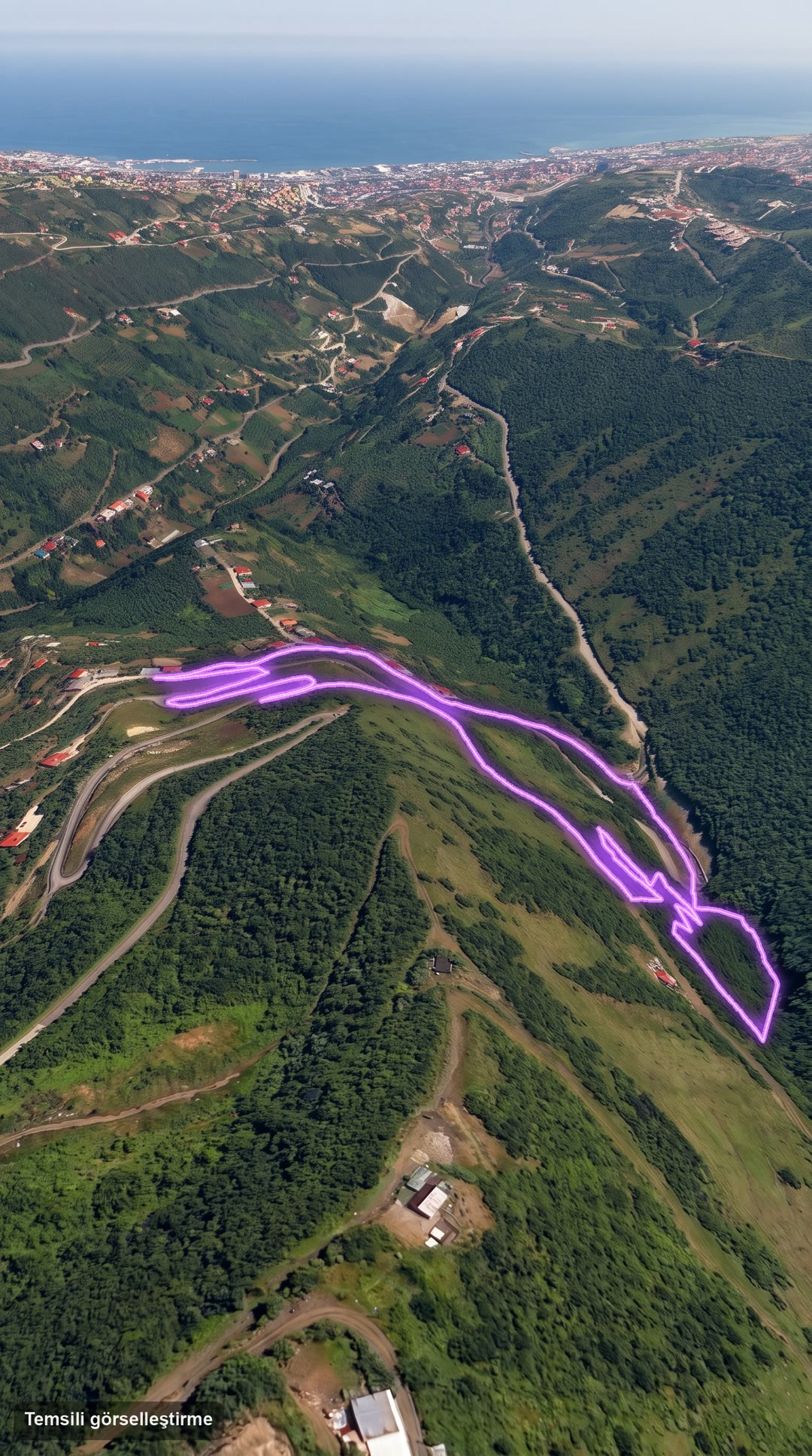 Trabzon parseli, yeşil vadide denize uzanan manzarayla