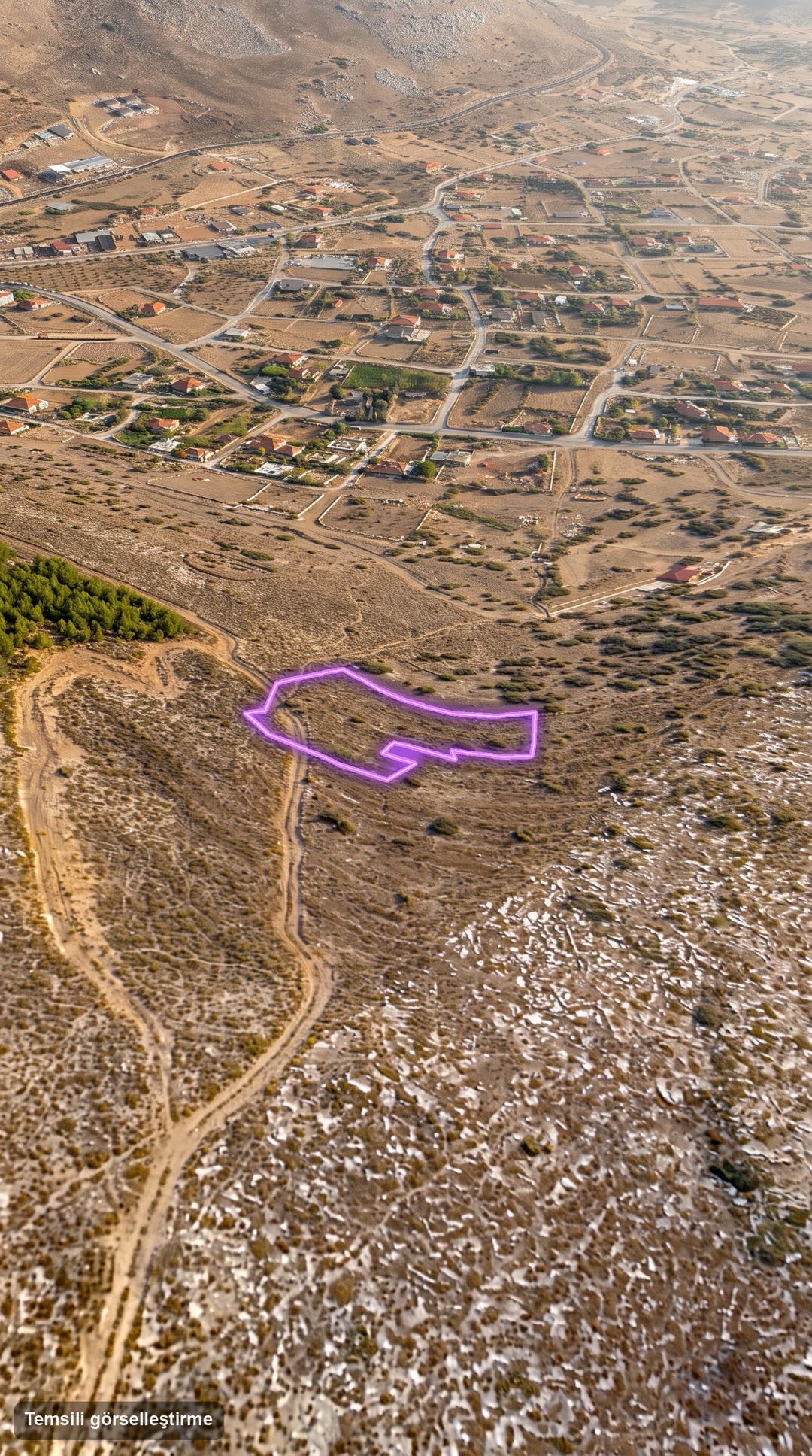 Yeşilova parseli, yamaçta köy ve deniz arka planda